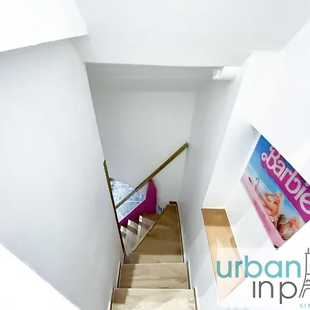 Urban Flat 193 - Barbie In * Paris