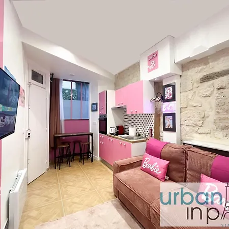Urban Flat 193 - Barbie In Apartment Paris